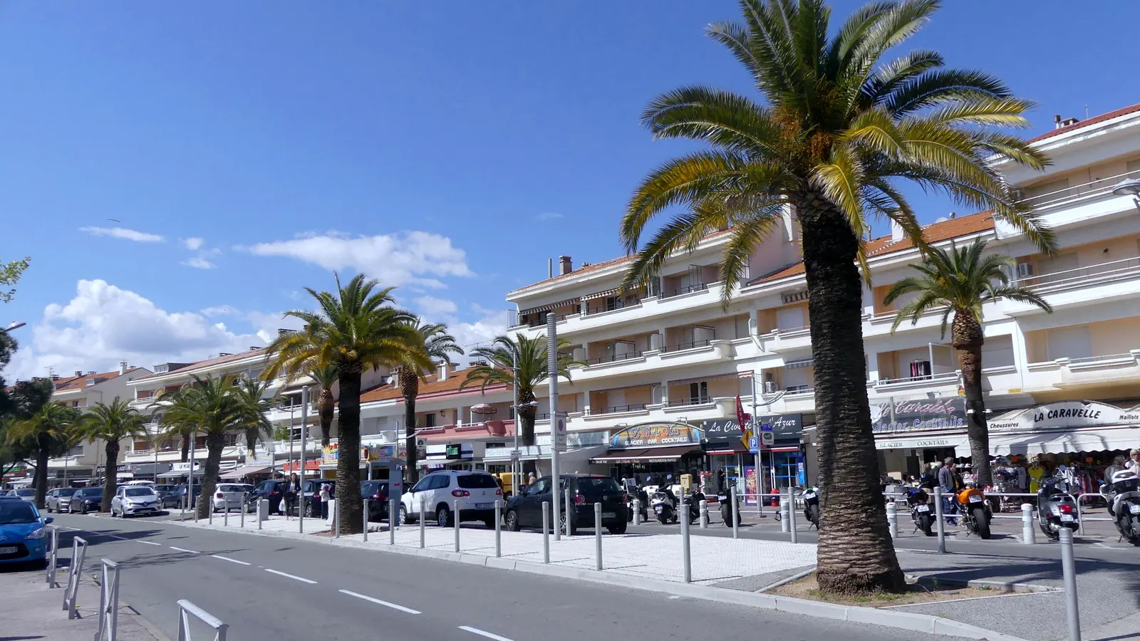 Le boulevard de la Libération le long du front de mer de Fréjus-Plage