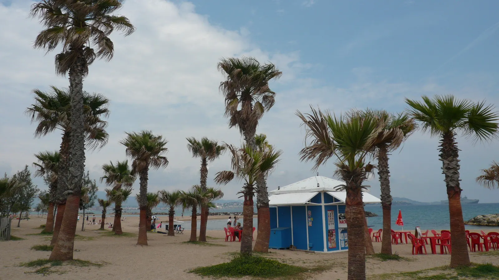 La plage de Saint-Aygulf, station balnéaire au sud de Fréjus