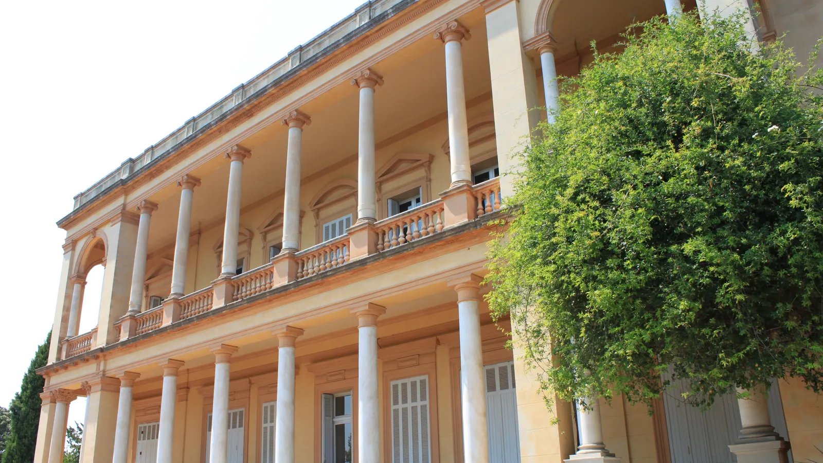 Le château de la Villa Aurélienne, dans les hauteurs verdoyantes de Fréjus